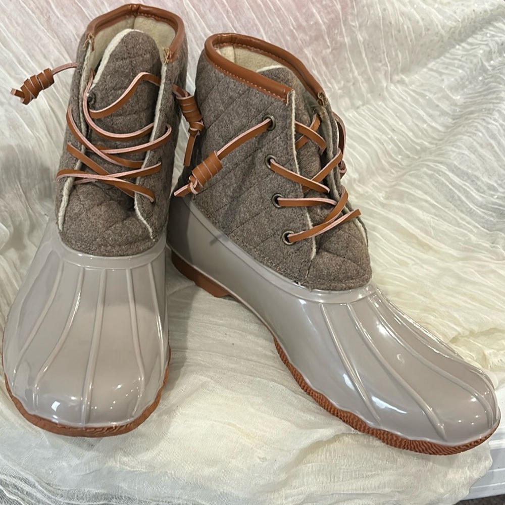 New Ocean & Coast women’s latte Treadwell rain boot